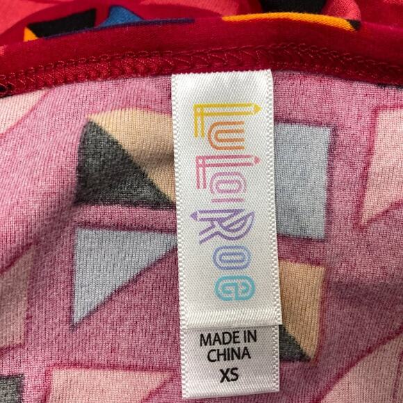 LuLaRoe Classic T T-Shirt Size XS Scoop Neck Red Geometric Short Sleeve NWT New - Picture 6 of 8